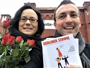 Claudia Hakelberg und Torsten Hofer verteilen Rosen zum Frauentag vor dem S-Bahnhof Wilhelmsruh