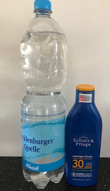 Wasserflasche und Sonnencreme (exemplarisch)